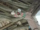 Blochet sculpté : Buste d'angelot tenant une couronne d'épines.