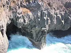 Entrée des grottes marines.