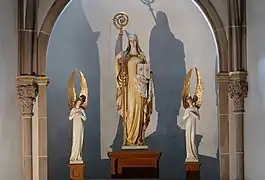 Statues du chœur, sainte Odile entre deux anges (XXe&nbsp;siècle).