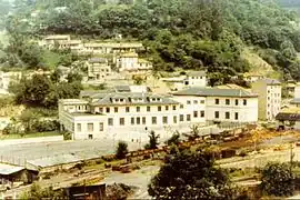 Photographie de bâtiments scolaires à flanc de vallée.