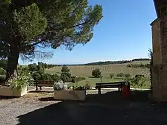 La commune est située en hauteur.