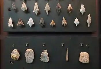 Outils du Néolithique récent, échelle : H. d'un numéro : 1 cm. Tumulus du Montabout, Pamproux (Deux-Sèvres).