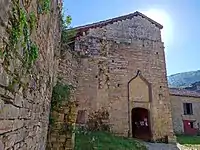 Maison forte du XIIIe&nbsp;siècle avec entrée renaissance. On remarque la corniche et les vestiges de l'escalier.