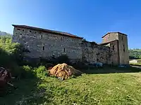 Vue sud-est : maison forte XIIIe&nbsp;siècle et tour-porche.