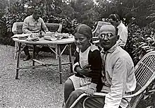 En avant : Beria avec la fille de Staline. En arrière : Staline et Nestor Lakoba.