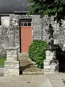 Église paroissiale Saint-Germain-et-Saint-Louis, statue de la Vierge au chevet de l'église.