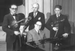 Le "Quatuor de Londres" avec, debout (de gauche à droite)&nbsp;: Arie Van Demoortel, Maurice Dambois, Maurice Raskin. Assis au piano&nbsp;: André Dumortier.