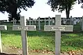 Sur les croix de pierre ocre, sont écrits le nom, le prénom et parfois la date de décès, ainsi que l'inscription " Soldat russe - Mort pour la France ou Mort pour la Patrie".