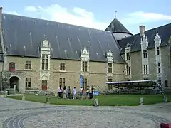 Les deux logis de la cour du château de Laval (entre 1500 et 1506).