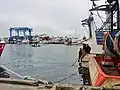 Chantier naval avec son élévateur de bateaux dans le port du Guilvinec (situé côté Léchiagat).