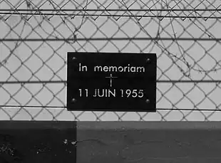 Plaque commémorative du drame du 11 juin 1955 aux 24&nbsp;heures du Mans apposée sur le grillage du circuit