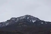 Montagne recouverte d'une fine couche de neige ou de givre.