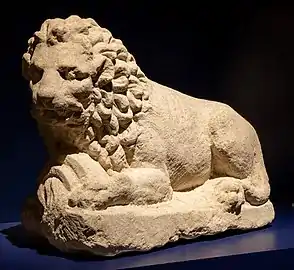 Statue de lion tenant une urne. Mithréum des Bolards, IIIe siècle, musée archéologique de Dijon.