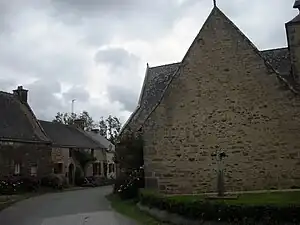 Le transept nord est en retrait du chevet.La croix monolithe porte un christ sculpté (XIVe&nbsp;siècle).