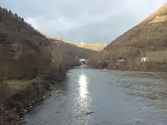 Au fond, la centrale du Pouget et le barrage du Truel.