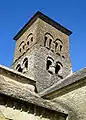 Le clocher de l'église romane Saint-Julien.