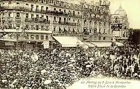 Les manifestants envahissent la place de la Comédie.