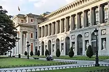 photo d'un monument à colonnades entouré de pelouses