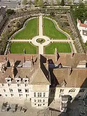 Le palais épiscopal et le jardin Bossuet.