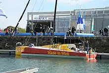 Le monocoque aux couleurs de Made in Midi à quai sous le regard des visiteurs