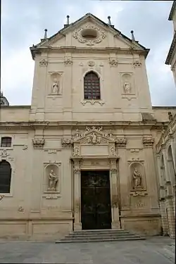 Façade ouest qui devrait être la façade principale mais, qui ne donnant pas de plain-pied sur la place, est détrônée par la façade nord, plus ouvragée et par laquelle on accède à l'édifice.