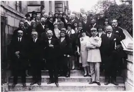 Autre visite officielle à Alfort dans les années 1920, les professeurs et des visiteurs. Au 1er rang : à la gauche de Leclainche, Nicolas (directeur de l’École). Au tout dernier rang et au centre : Bressou et Panisset à sa gauche.