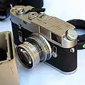 Un Leica M4 classique avec le bouton de rembobinage bien visible