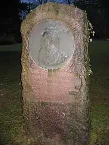 Stèle sur laquelle le profil de Dietrich est gravé dans le cuivre.