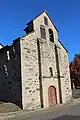 Façade de l'église avec son clocher-mur.