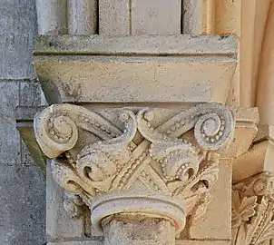 Chapiteau (XIXe&nbsp;siècle), porche de l'église.