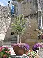 Les ruines fleuries du château de Bressuire.