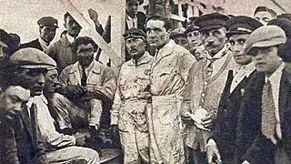 Les trois pilotes Delage vainqueurs du Grand Prix de Saint-Sébastien en 1925 (G. à D. Divo (1), Thomas (3) et Benoist (2), puis Louis Delâge). Les mines sont tristes malgré leur triplé, car le quatrième de l'équipe, Paul Torchy, est mort durant l'épreuve.
