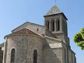 L'église vue de la place.