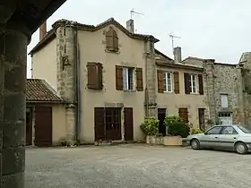 Colonnes autour de la place...