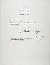 Courrier de deux lignes signé de la main de Nixon, à l'en-tête de la Maison Blanche.