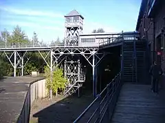 La zone où le charbon était déchargé, en bas, on aperçoit le bâtiment des galeries reconstituées.