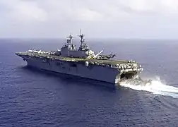 Vue arrière de l'USS Wasp montrant un LCAC
