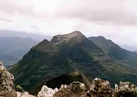 Vue du Liathach depuis le Beinn Eighe avec du premier au dernier plan : Stuc a' Choire Dhuibh Bhig (915&nbsp;m), Spidean a' Choire Lèith (1&nbsp;055&nbsp;m) et Mullach an Rathain (1&nbsp;023&nbsp;m).