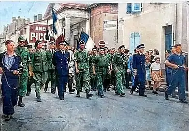 Défilé des autorités et des résistants dans la rue Victor-Hugo le 21 août 1944.