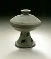 Coupe sur piédestal et couvercle. Grès incisé, glaçure naturelle, H. 12,7&nbsp;cm. Ve – VIIe&nbsp;siècle. Ancien Silla. LACMA