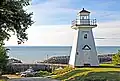 Le phare de Hampton (Nouvelle-Écosse, Canada) a un toit en croupe.