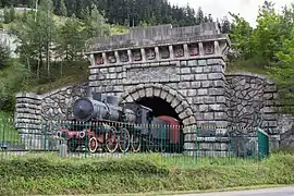 La 640 021, monument à l'ancienne entrée du tunnel ferroviaire du Fréjus.