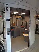 Les toilettes, aménagées pour les personnes handicapées.