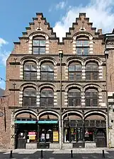 Quelques rares maisons flamandes antérieures à la conquête française (XVIIe&nbsp;siècle) subsistent à Lille, d'autres ont perdu leur pignon.