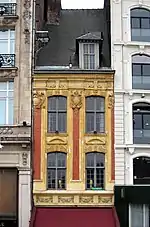 Photo d'un immeuble de deux étages.