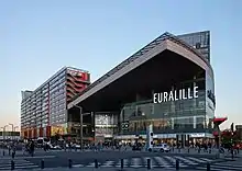Parvis du centre commercial.