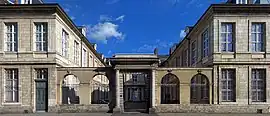 L'ancien hôtel de Wambrechies, ou hôtel de l'Intendance, siège de l'archevêché.