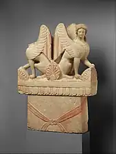 Stèle funéraire en calcaire (fût) surmontée de deux sphinx, Grèce, 5e siècle avant notre ère.