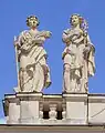 Les statues de l'agriculture et du commerce, réalisées par Philipp Perron, sur le pignon (architecture) de la façade sud du chateau. Septembre 2023.