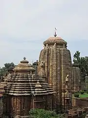 Temple de Lingaraja, shivaïte, v. 1100. Bhubaneswar, Orissa. H. du shikhara (rekha) 60&nbsp;m., calcaire.